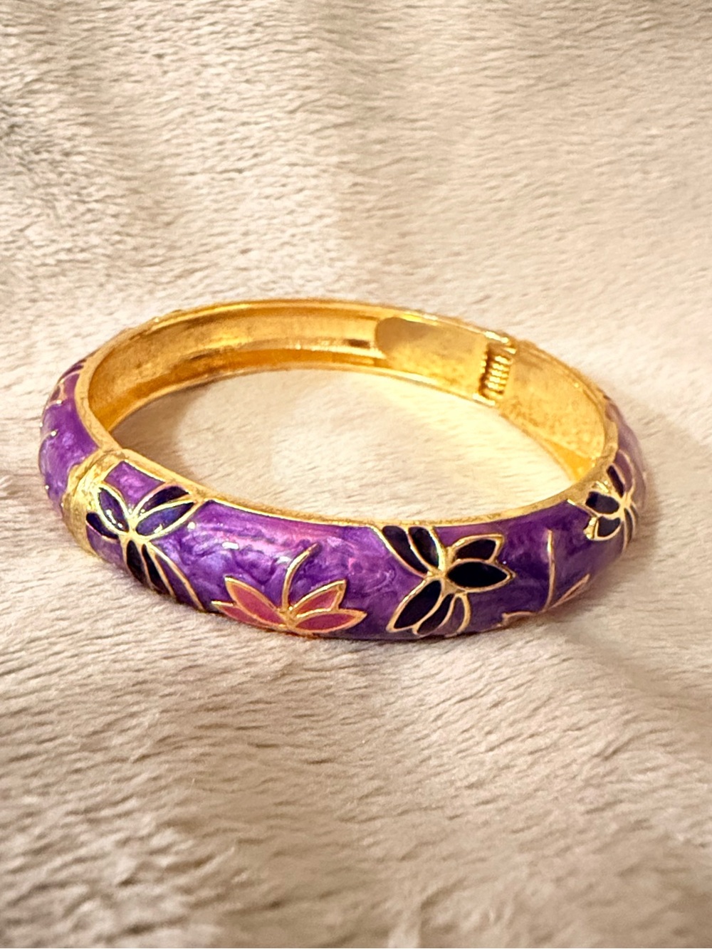 Vintage-style Chinese cloisonné Violet enamel and Gold hinged bangle bracelet